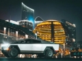 特斯拉赛博越野旅行车亮相杭州武林银泰，与市民欢度元宵